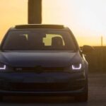 VW σε ηλιοβασίλεμα μπροστά από το Fotopoulos Fotis Auto Service στην Ηλιούπολη.