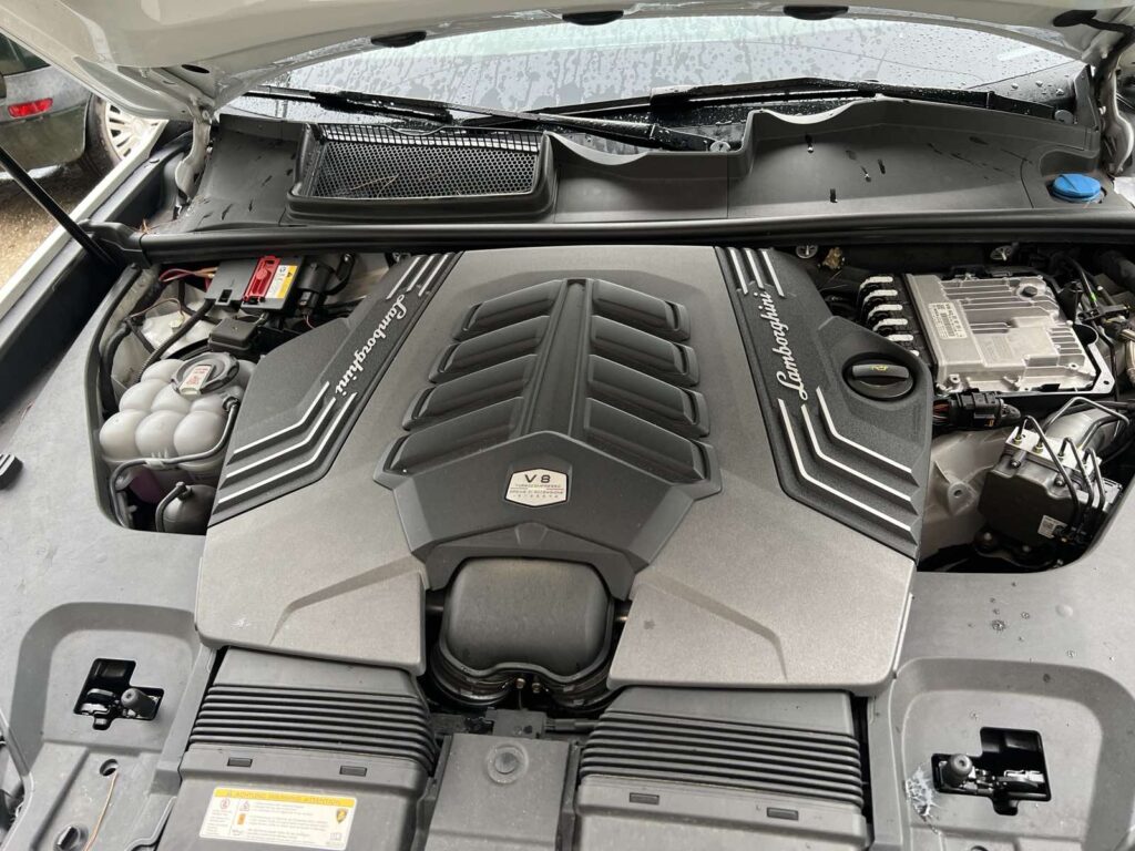 Κοντινό του κινητήρα VW Touareg V8 TDI στο Fotopoulos Fotis Auto Service.
