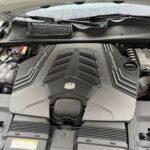 Κοντινό του κινητήρα VW Touareg V8 TDI στο Fotopoulos Fotis Auto Service.