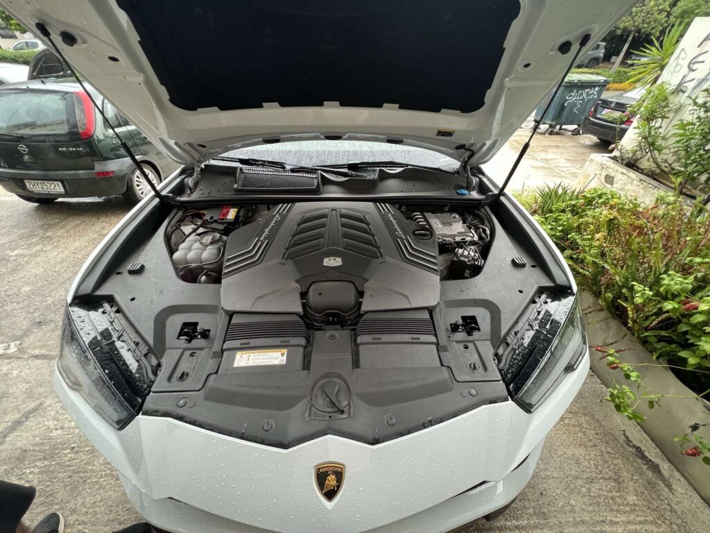 Εντυπωσιακός κινητήρας Lamborghini στο Fotopoulos Fotis Auto Service στην Ηλιούπολη.