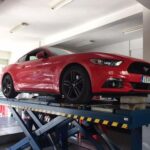 Αυτοκίνητο στο αναβατόριο έτοιμο για ευθυγράμμιση