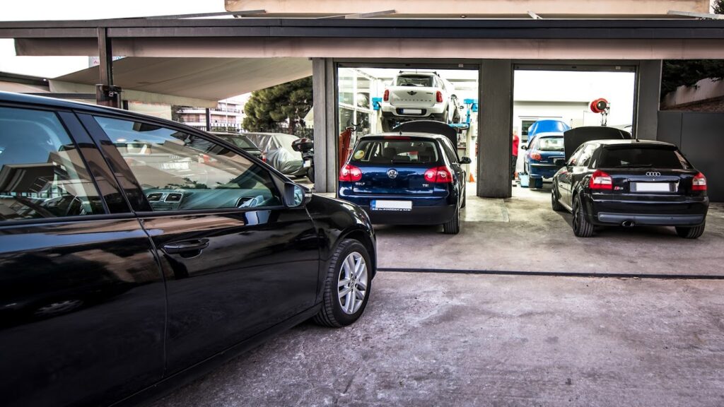 ΑΥΤΟΚΙΝΗΤΑ VW GOLF ΣΕ ΑΝΑΜΟΝΗ ΣΤΗΝ ΕΙΣΟΔΟ ΤΟΥ ΣΥΝΕΡΓΕΙΟΥ HyperSport