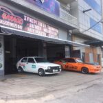 Αγωνιστικά αυτοκίνητα στην είσοδο του συνεργείου D.P GARAGE
