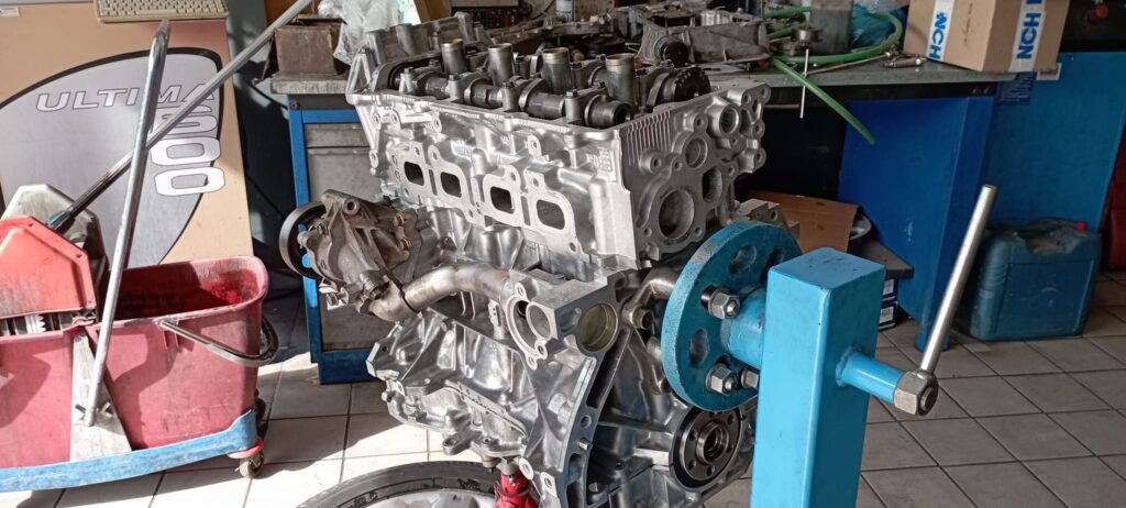 Ανοιγμένος κινητήρας Nissan