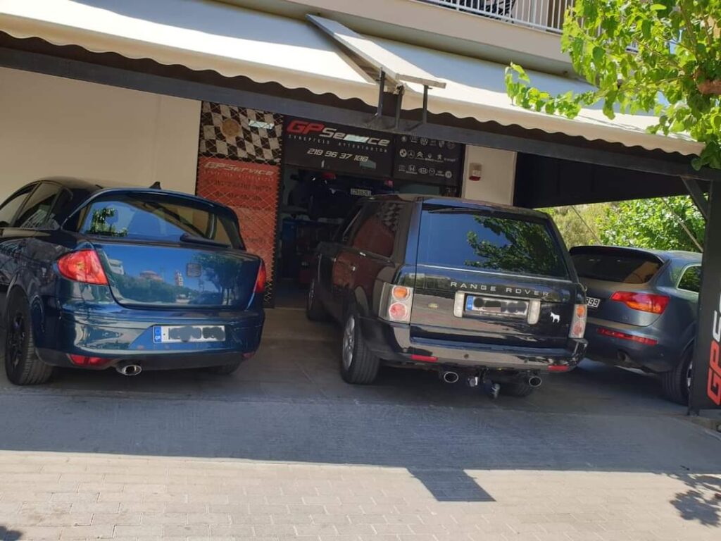 Τρία αυτοκίνητα έξω από το συνεργείο