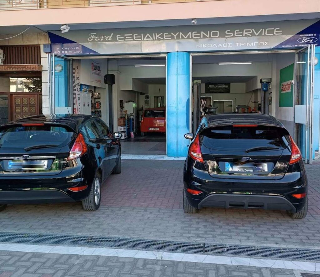 Δύο αυτοκίνητα Ford σε εξειδικευμένο συνεργείο Ford στην Αργυρούπολη.