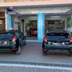 Δύο αυτοκίνητα Ford σε εξειδικευμένο συνεργείο Ford στην Αργυρούπολη.
