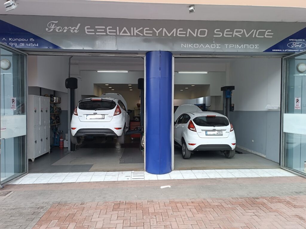 Χώρος συνεργείου Ford με ανυψωμένο αυτοκίνητο στην Αργυρούπολη.