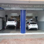 Χώρος συνεργείου Ford με ανυψωμένο αυτοκίνητο στην Αργυρούπολη.