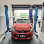 Κόκκινο Ford σε επισκευή σε συνεργείο Ford στην Αργυρούπολη.
