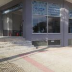 Εξωτερική όψη ενός συνεργείου αυτοκινήτων.