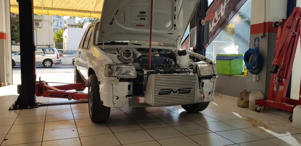 Αυτοκίνητο σε γρύλο στο συνεργείο APRO Racing.