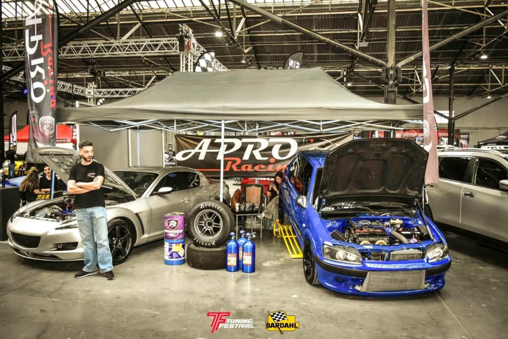 Δύο αγωνιστικά αυτοκίνητα από το APRO Racing εκτίθενται σε έκθεση αυτοκινήτου.