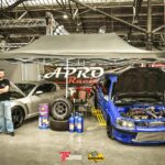 Δύο αγωνιστικά αυτοκίνητα από το APRO Racing εκτίθενται σε έκθεση αυτοκινήτου.