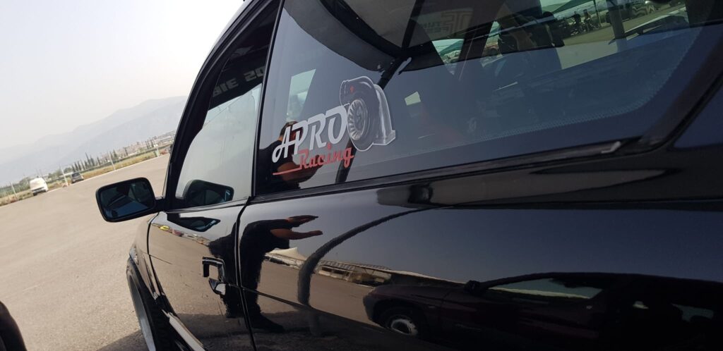 Ανακλαστικό αυτοκόλλητο APRO Racing στο αυτοκίνητο.