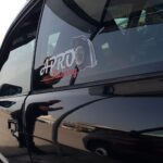 Ανακλαστικό αυτοκόλλητο APRO Racing στο αυτοκίνητο.
