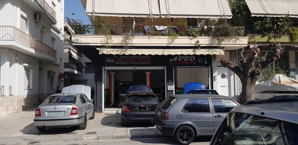 Συλλογή αυτοκινήτων και εξαρτημάτων στο συνεργείο.