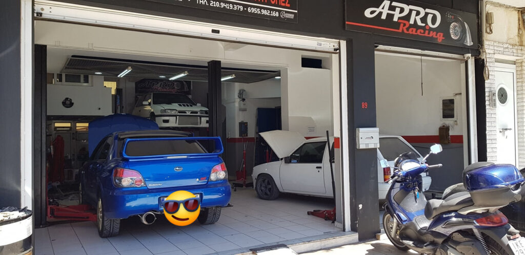 Πίσω όψη ενός μπλε Subaru Impreza στο συνεργείο.
