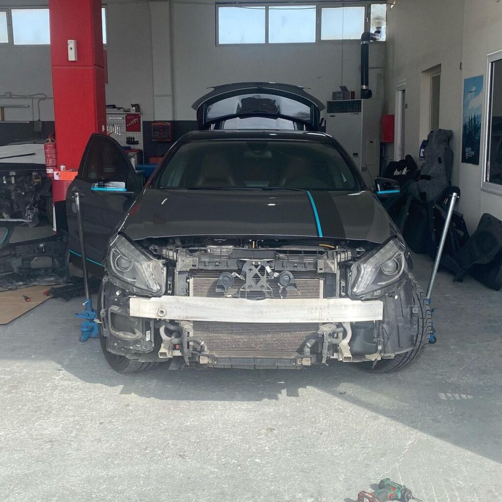 Mercedes πριν από την επισκευή φανοποιίας στο φανοποιείο Γκόλιας.