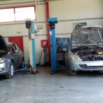 Δύο αυτοκίνητα σε ανυψωτήρες για συντήρηση και επισκευή στο συνεργείο AUTO SERVICE TSIGELIS