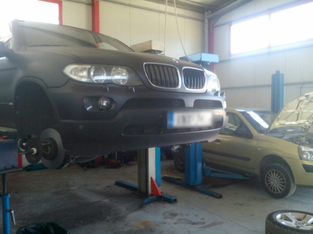 BMW αυτοκίνητο σε ανυψωτήρα για επισκευή στο συνεργείο AUTO SERVICE TSIGELIS