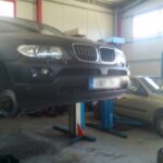 BMW αυτοκίνητο σε ανυψωτήρα για επισκευή στο συνεργείο AUTO SERVICE TSIGELIS