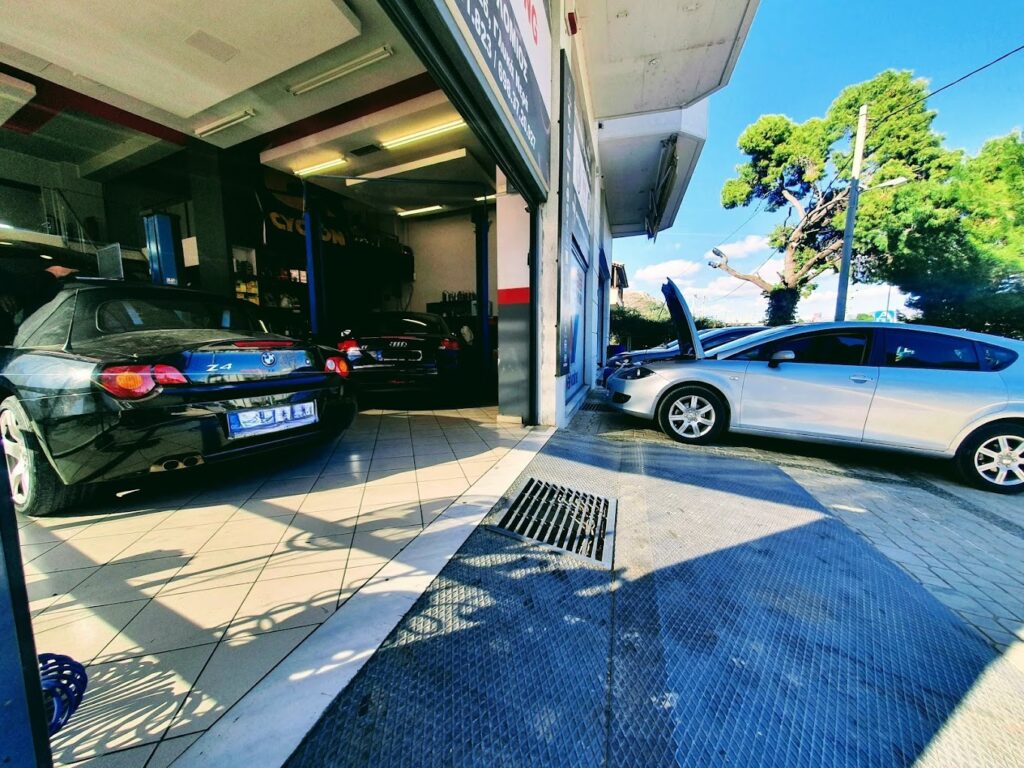 Είσοδος του συνεργείου LOMIOS TUNING με σταθμευμένα αυτοκίνητα