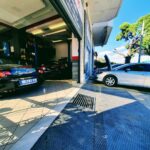 Είσοδος του συνεργείου LOMIOS TUNING με σταθμευμένα αυτοκίνητα