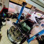 Εργασίες επισκευής κινητήρα σε αυτοκίνητο στο συνεργείο LOMIOS TUNING