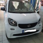 Αυτοκίνητο μάρκας Smart στο συνεργείο "Ο Άγιος" μετά από επισκευή.