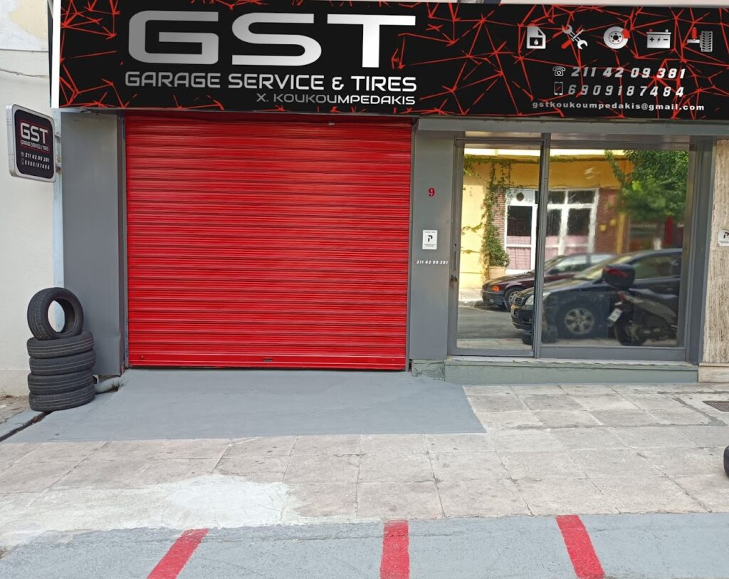 Εξωτερική όψη του GST Garage με την πόρτα ανοιχτή