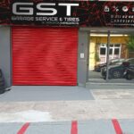 Εξωτερική όψη του GST Garage με την πόρτα ανοιχτή