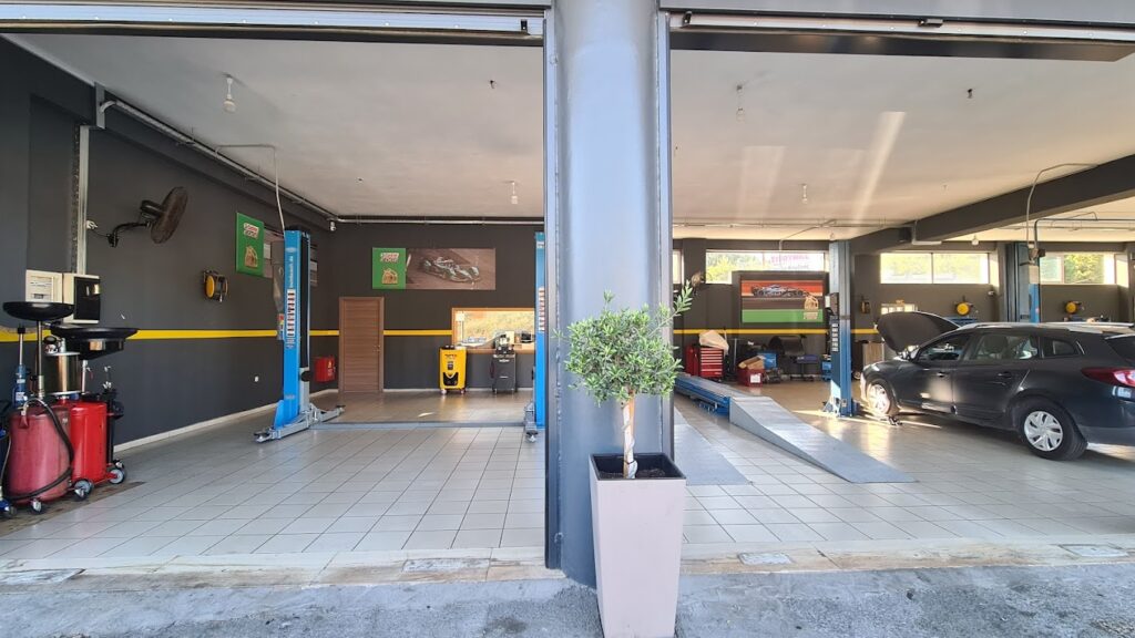 Συνεργείο αυτοκινήτων Auto Time Service Center με ανελκυστήρες οχημάτων