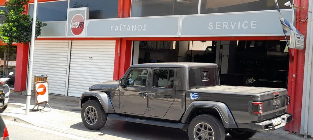 Jeep 4x4 έξω από το AutoFit Γαιτάνος, συνεργείο αυτοκινήτων στη Νέα Αλικαρνασσό