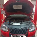 Κόκκινο Volkswagen με ανοικτό καπό στο συνεργείο