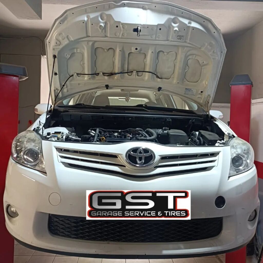 Λευκό Toyota με ανοικτό καπό στο συνεργείο