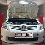 Λευκό Toyota με ανοικτό καπό στο συνεργείο