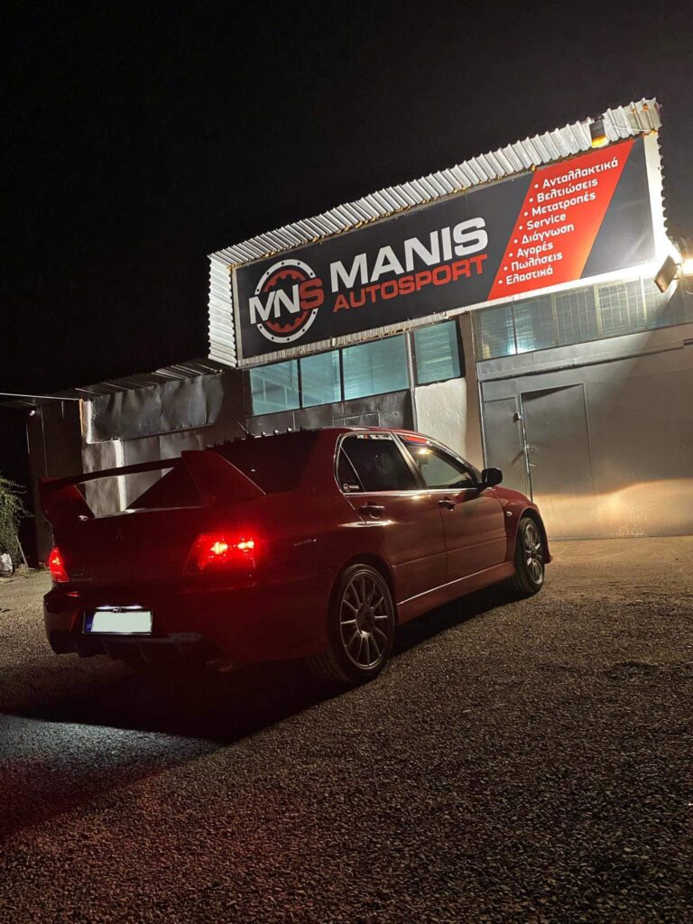Κόκκινο αυτοκίνητο έξω από το συνεργείο ΜΑΝΗΣ ΧΡΗΣΤΟΣ (Manis Autosport) στον Εύοσμο Θεσσαλονίκης