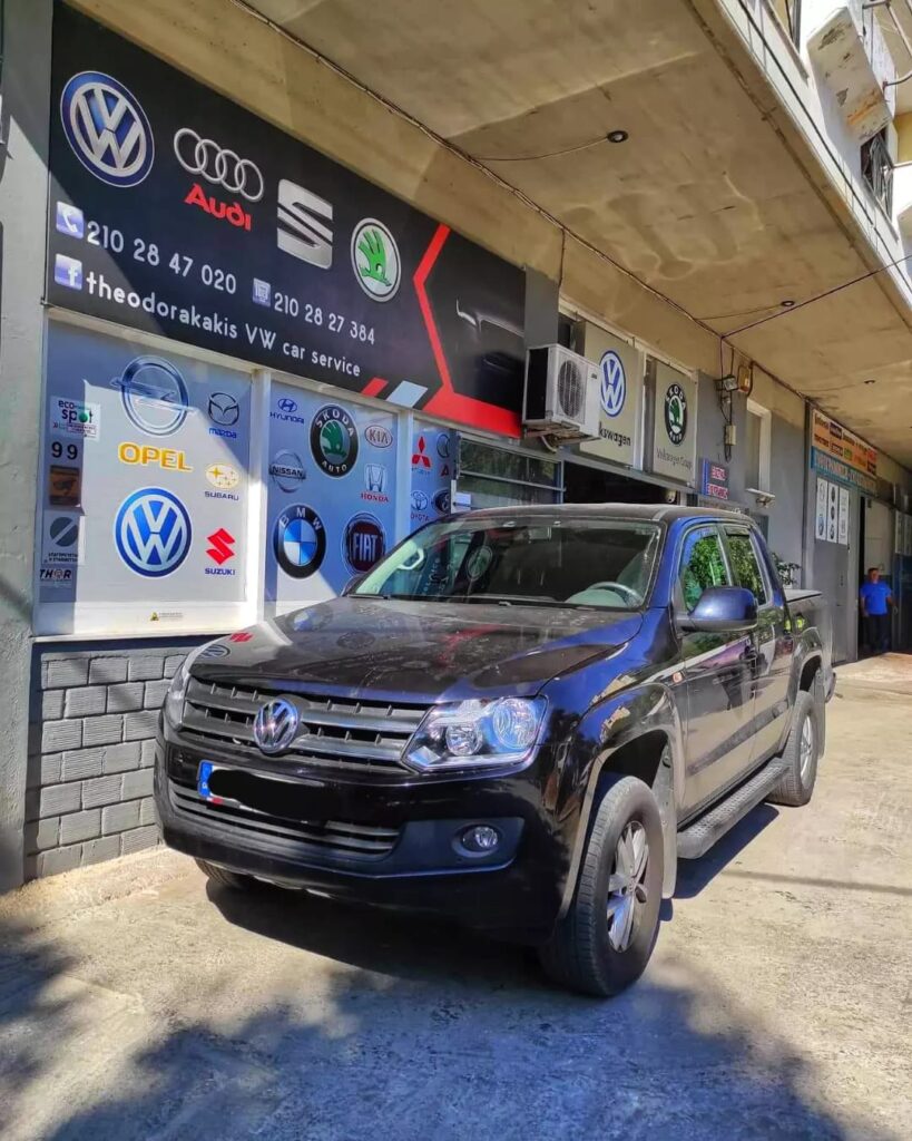 Σύγχρονο SUV VW έξω από το συνεργείο Theodorakakis Service.
