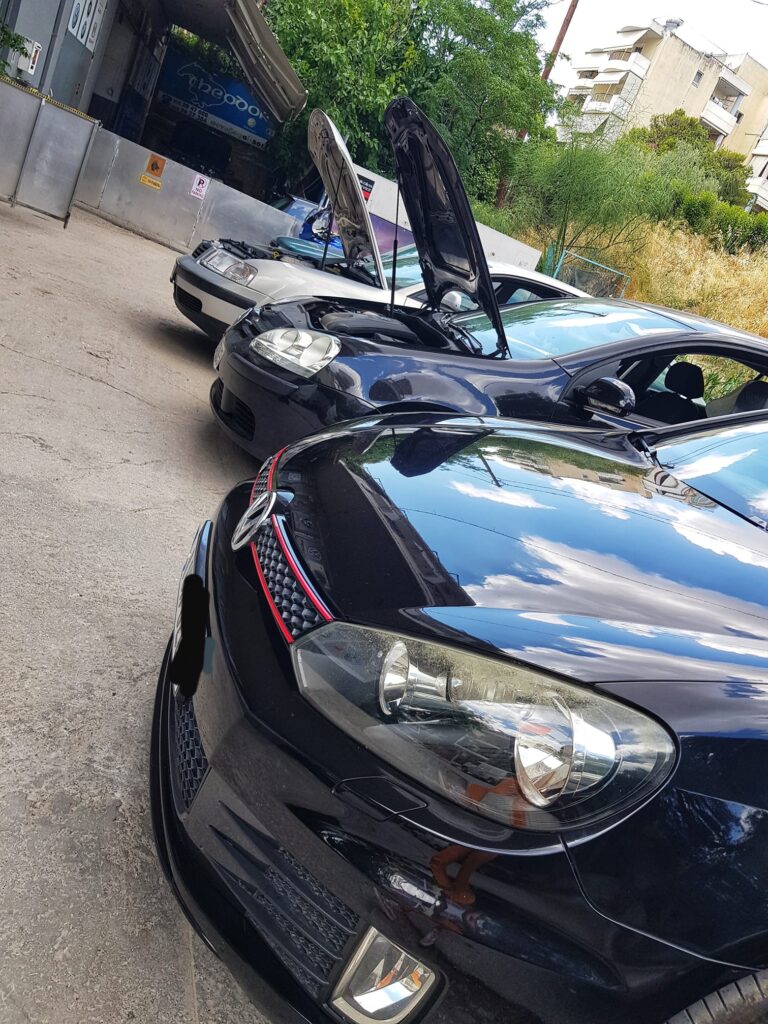 Αθλητικά αυτοκίνητα έξω από το συνεργείο Theodorakakis Service.