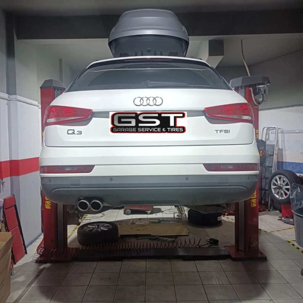 Λευκό Audi στο ανυψωτικό στο συνεργείο