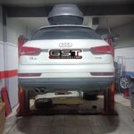 Λευκό Audi στο ανυψωτικό στο συνεργείο