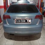 Πίσω όψη μπλε αυτοκινήτου με επιγραφή GST