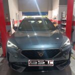Γκρι Cupra με κλειστό καπό στο συνεργείο GST Garage