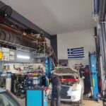 Ομάδα τεχνικών του DS Auto Technical Service στο Ίλιον, σε δράση στο συνεργείο αυτοκινήτων.