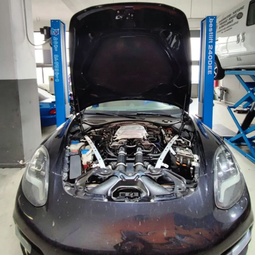 Επισκευή κινητήρα Porsche στο συνεργείο NTC στη Λητή Θεσσαλονίκης.
