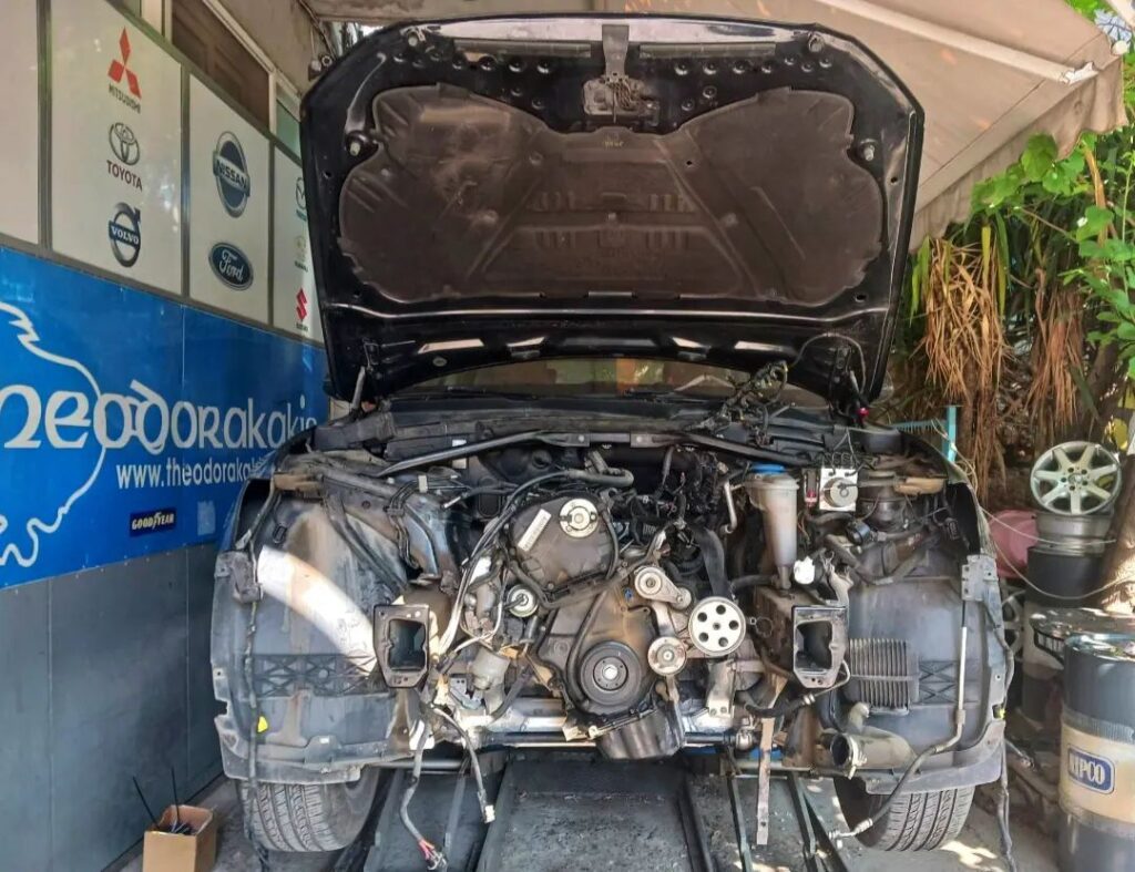 Μηχανή αυτοκινήτου VW κατά τη διάρκεια επισκευής στο Theodorakakis Service.