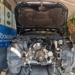 Μηχανή αυτοκινήτου VW κατά τη διάρκεια επισκευής στο Theodorakakis Service.