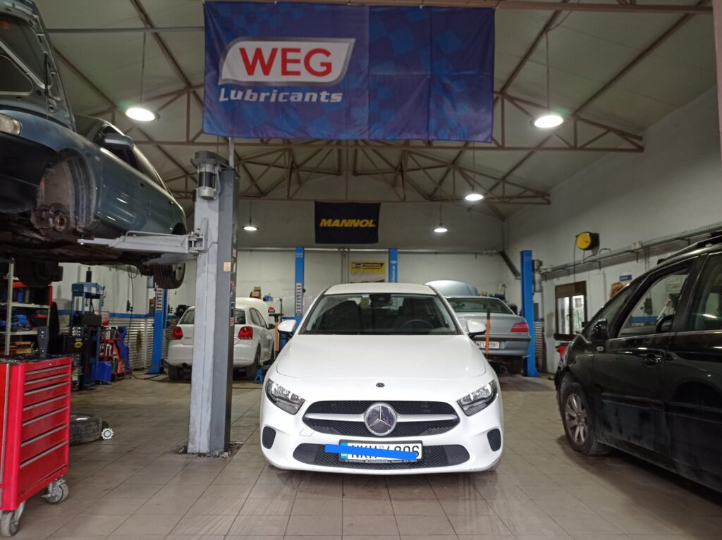 Λευκό Mercedes έτοιμο για συντήρηση στο Auto Diagnosis.