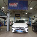 Λευκό Mercedes έτοιμο για συντήρηση στο Auto Diagnosis.